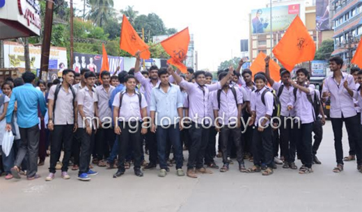 Mangaluru : MU reduces fees following protest by students led by ABVP 4